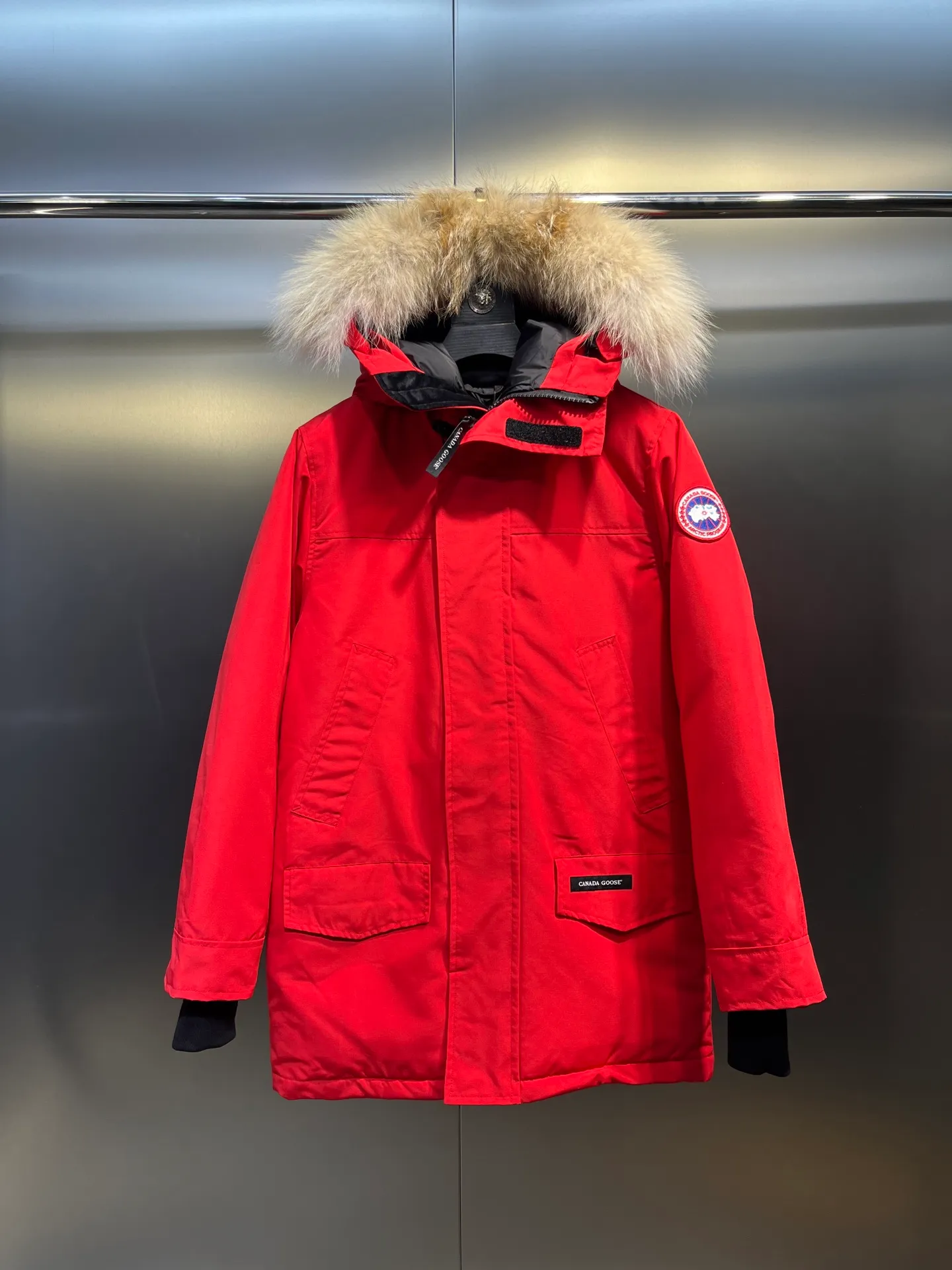 P840 𝘾𝘼𝙉𝘼𝘿𝘼 𝙂𝙊𝙊𝙎𝙀Big Goose 13# The design of Big Goose 13 is simple and elegant, a little longer than the 08 model, more suitable for men and suitable for business people. This down jacket is popular for its simple design, which is not only practical but also has a certain sense of fashion. In terms of applicability, the Daye 13 model provides good thermal insulation performance. Its thermal insulation coefficient is level 5, which can provide enough warmth and is suitable for wearing in cold environments. In addition, the Daye 13 model also has a high cost performance. Compared with other models, it provides a better balance between price and performance, making it more competitive in the market.  size：xs-xxl